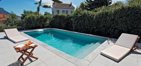 Take care of your pool: products with and without chlorine